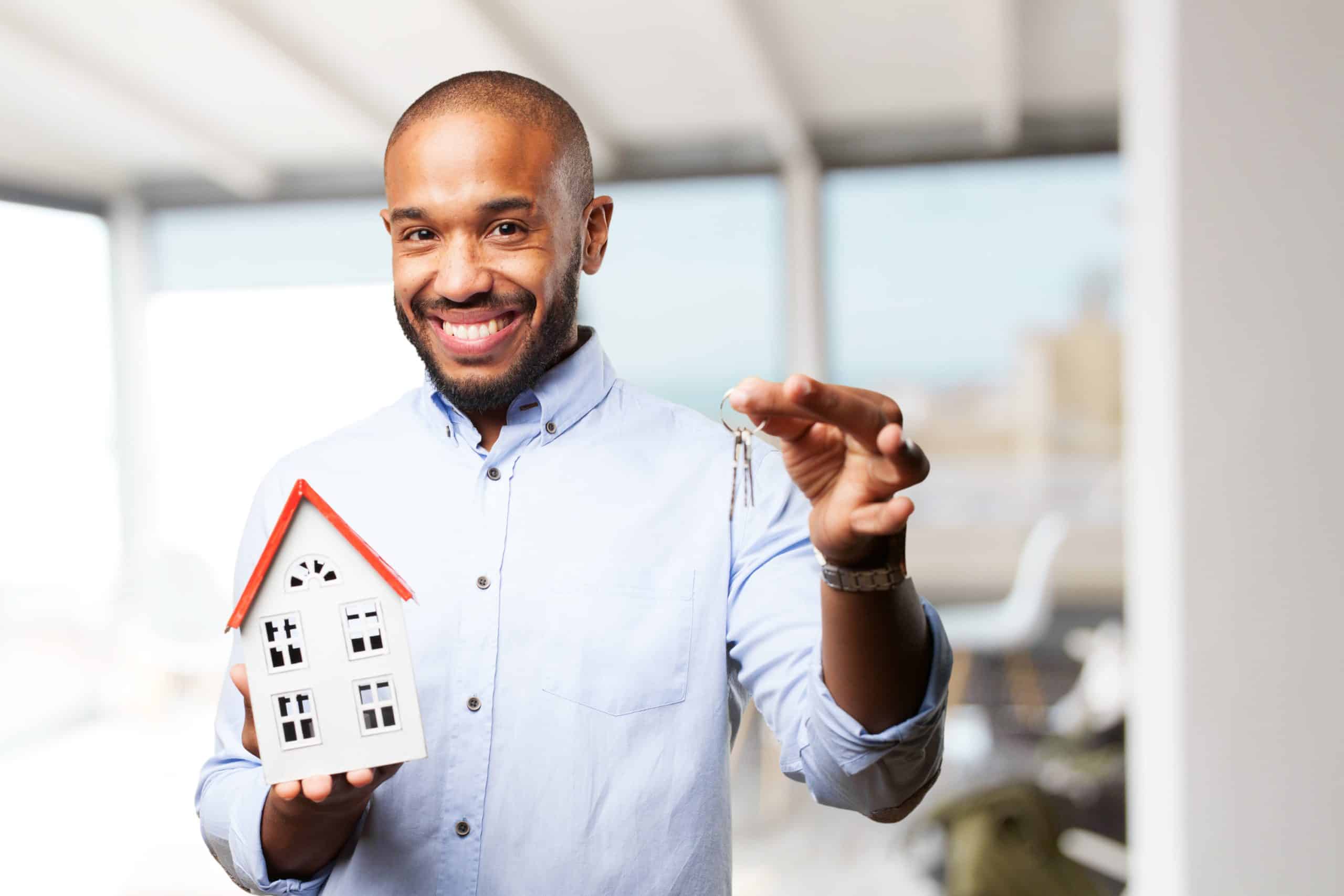 Client satisfait après une transaction immobilière réussie avec Raymond LaRivière
