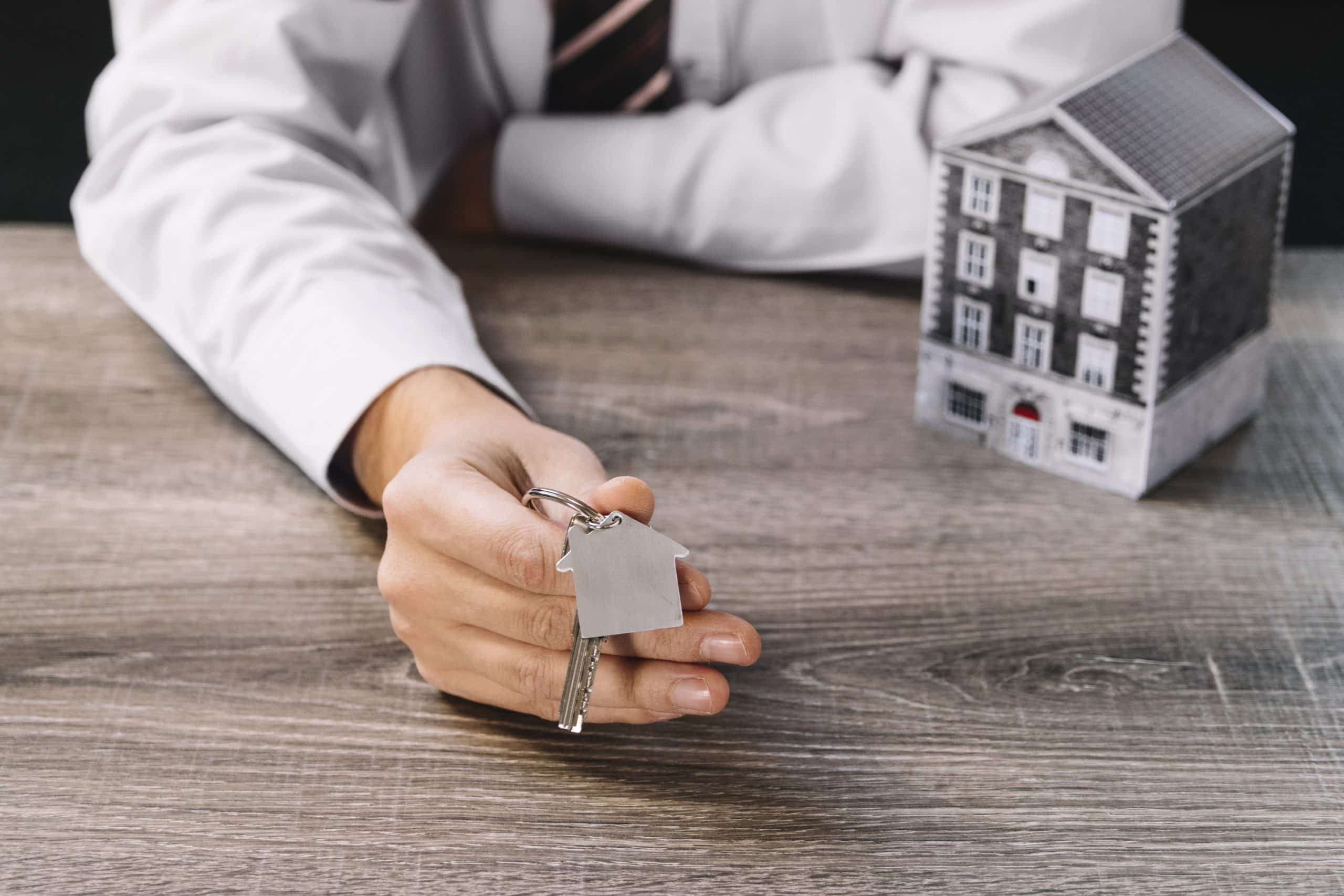 Courtier immobilier remettant les clés d'une nouvelle propriété à Montréal