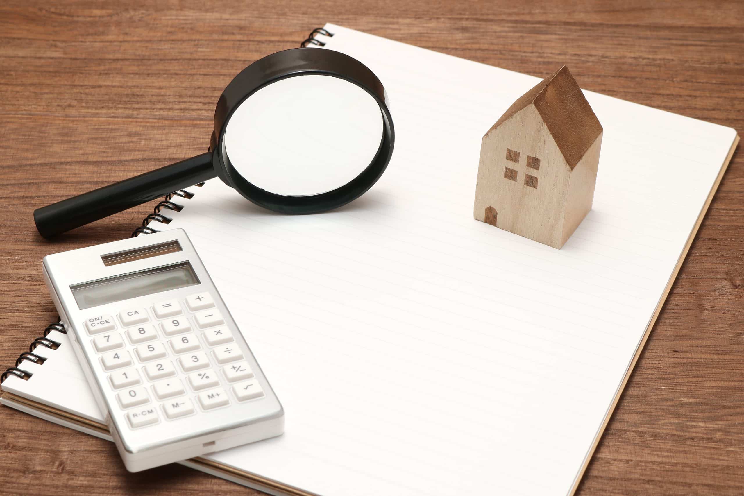Consultant immobilier au Québec travaillant sur un projet immobilier