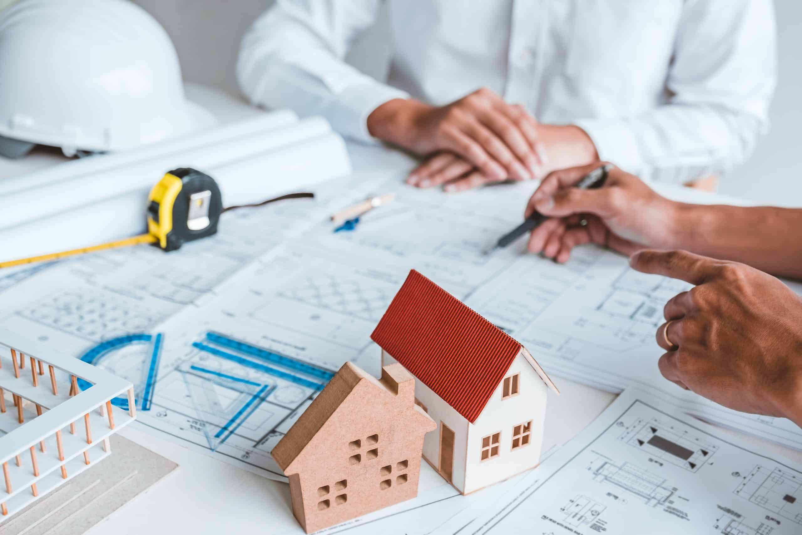 Expert immobilier au Québec - Modèle de maison sur une table de consultation