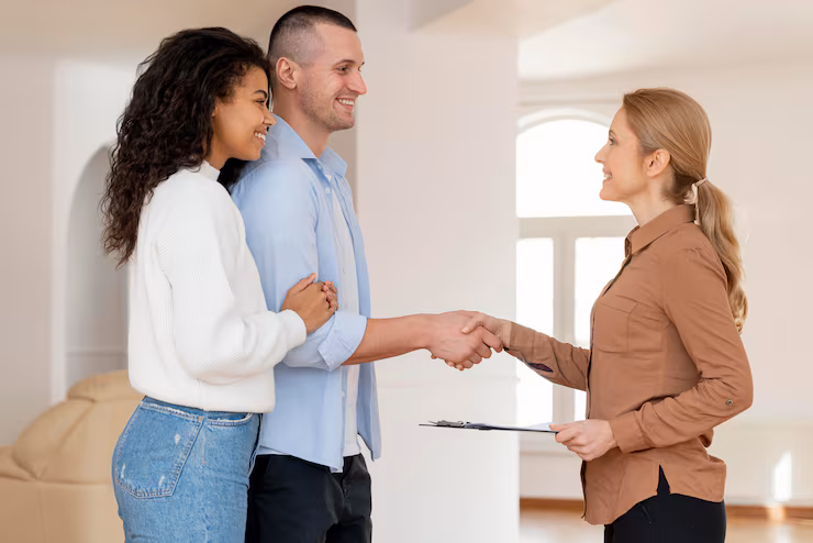 Courtier immobilier et client signant un accord pour une nouvelle propriété au Québec